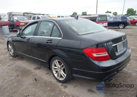 2012 Mercedes-Benz C 250 Luxury/Sport z USA, uszkodzony, nr VIN WDDGF4HB2CR223687